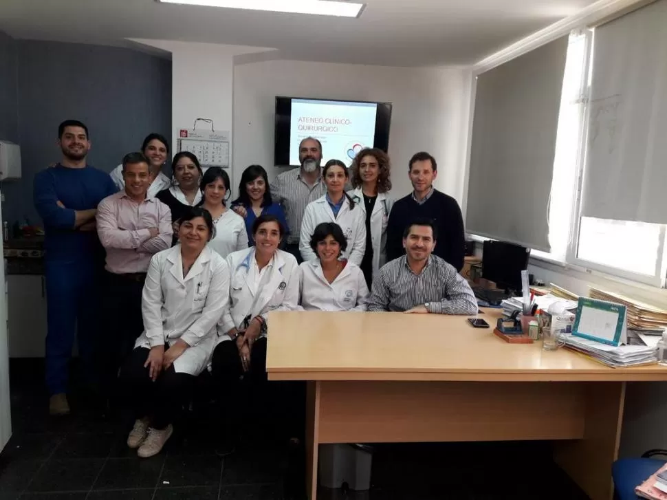 GRAN EQUIPO. Profesionales de tres servicios del Hospital de Niños realizaron, por primera vez en Tucumán, una cirugía muy riesgosa. GENTILEZA PRENSA DEL MINISTERIO DE SALUD DE LA PROVINCIA