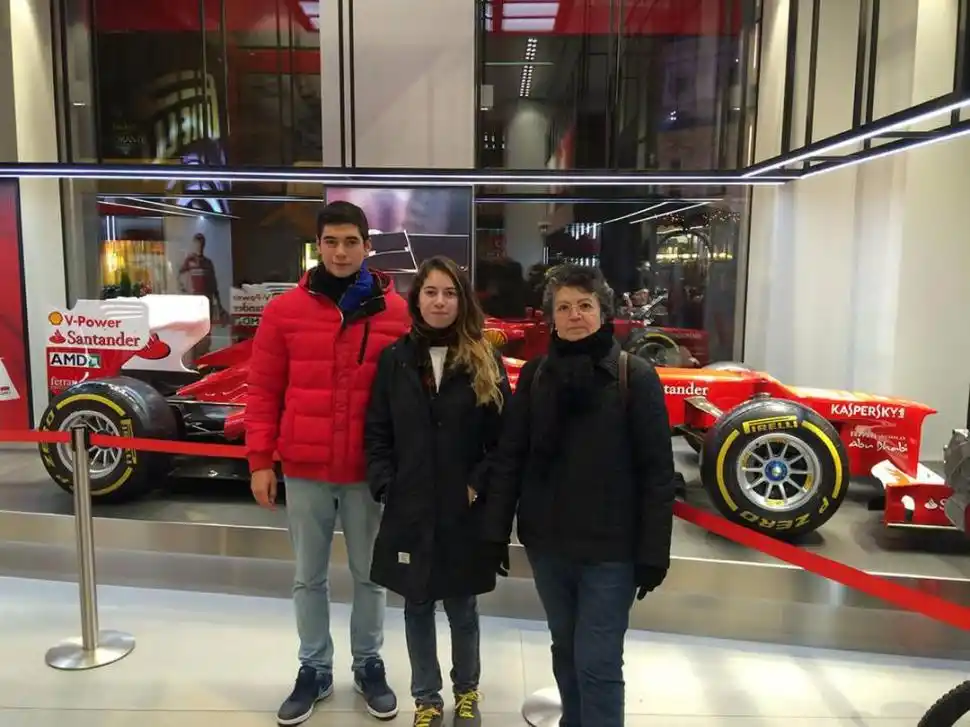 MONA. Acompañada por parientes, posa junto a un auto de F1.