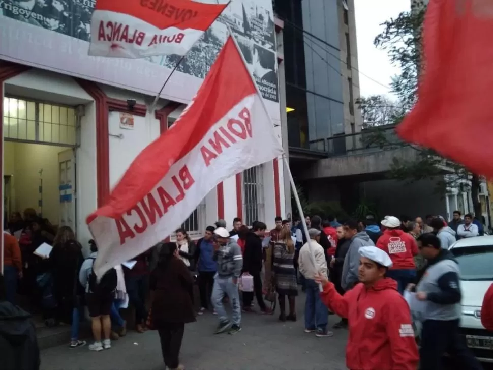 PROTESTA. Decenas de militantes opositores se congregaron el viernes por la tarde frente a la sede partidaria. 