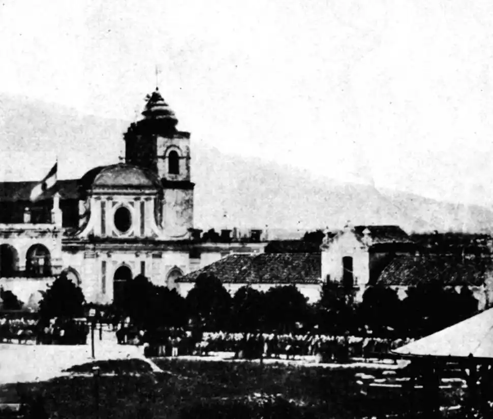 EN EL SIGLO XIX. Su más antiguo aspecto, registrado en una fotografía que Ángel Paganelli tomó hacia 1865.