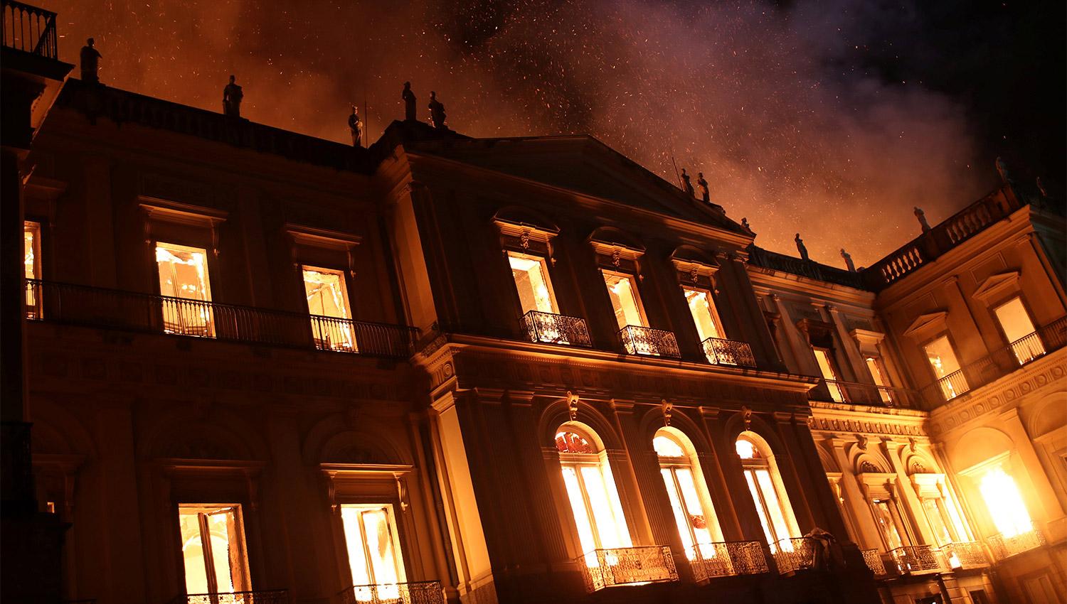 Un enorme incendio en Río de Janeiro consume el Museo Nacional de Brasil