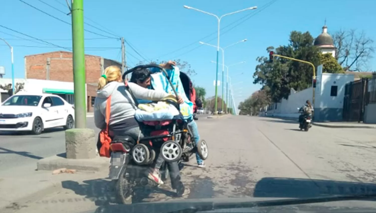 ¡El colmo de la imprudencia! Viajan en moto con un bebé en su cochecito