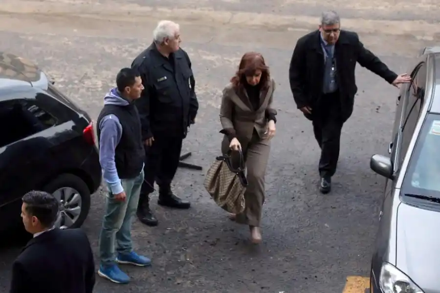 Arrinconada por los casos penales, la ex Presidenta recorre la misma senda de Lula