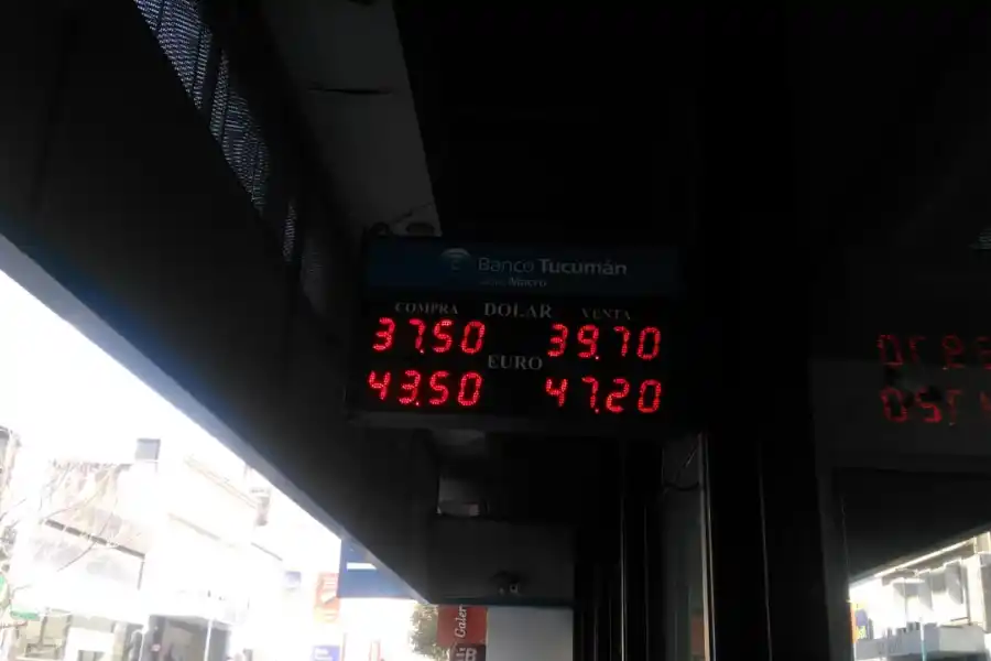El dólar trepó a $ 39,04 y cae el Merval luego de los mensajes del Gobierno