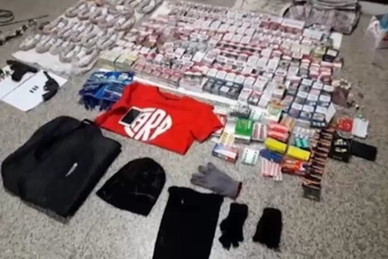 EL BOTÍN. La mujer policía y otros dos asaltantes intentaron llevarse diversos productos del autoservicio.
