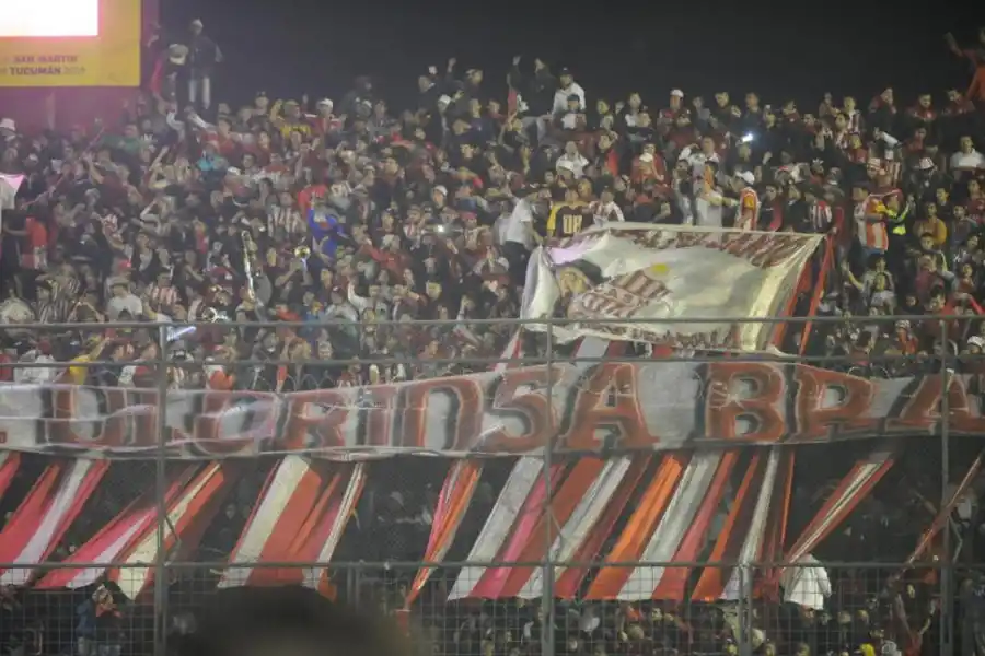 ACCESO PERMITIDO. A diferencia del anterior partido de local, en esta ocasión no prohibieron el ingreso de las banderas. 