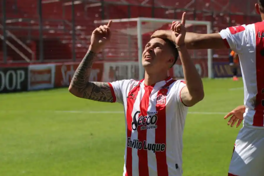 GOLEADOR. Lucas González anotó los dos tantos del triunfo 