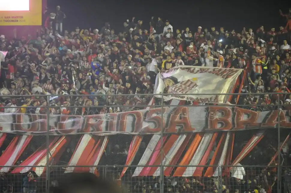 ACCESO PERMITIDO. A diferencia del anterior partido de local, en esta ocasión no prohibieron el ingreso de las banderas. 