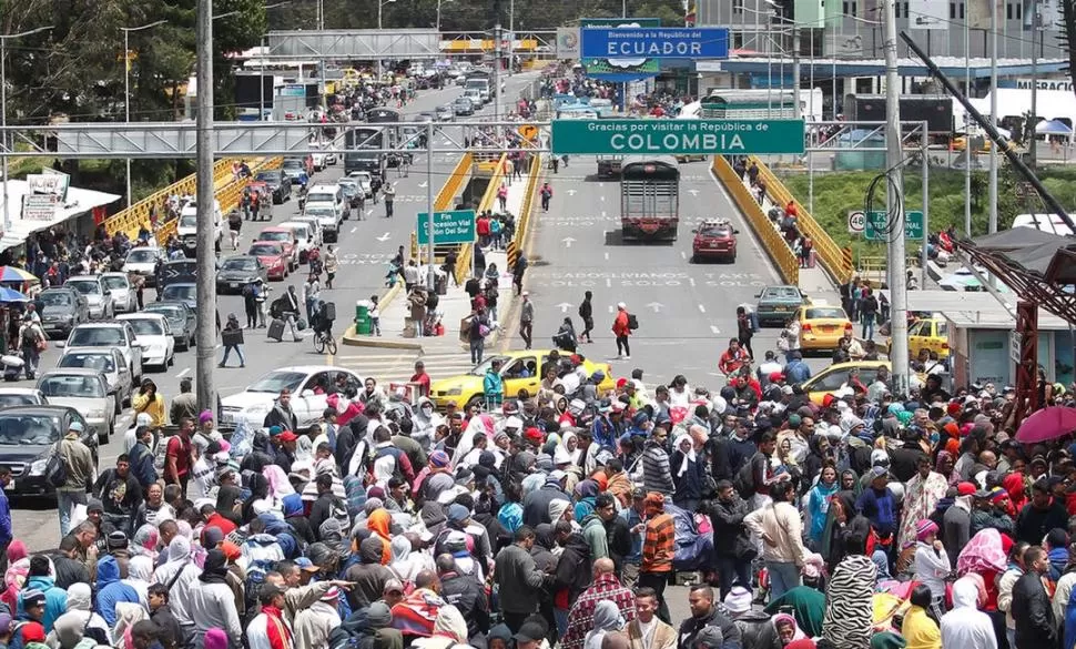 LARGAS COLAS. Los venezolanos que le escapan a la crisis en la Nación bolivariana deben esperar que los inscriban en las zonas a las que llegan. Reuters