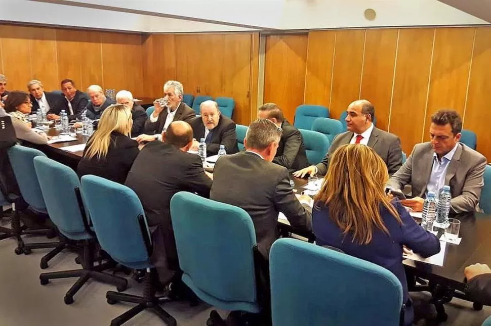 RECLAMO. Manzur -en la foto junto al referente del Frente Renovador Sergio Massa- se erigió como uno de los voceros de los gobernadores del PJ.