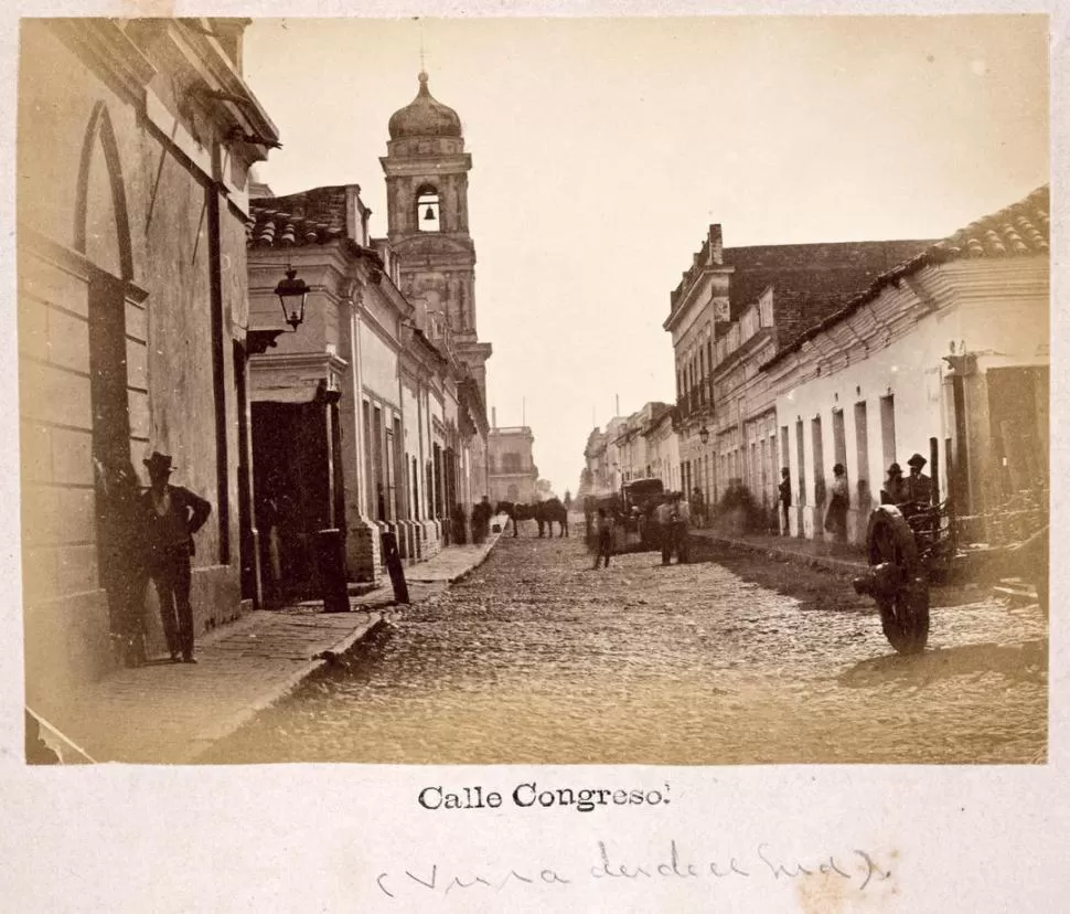 LUZ A QUEROSÉN. Clavado en la esquina de Congreso y Crisóstomo Álvarez, se divisa un farol en esta foto de 1870. 