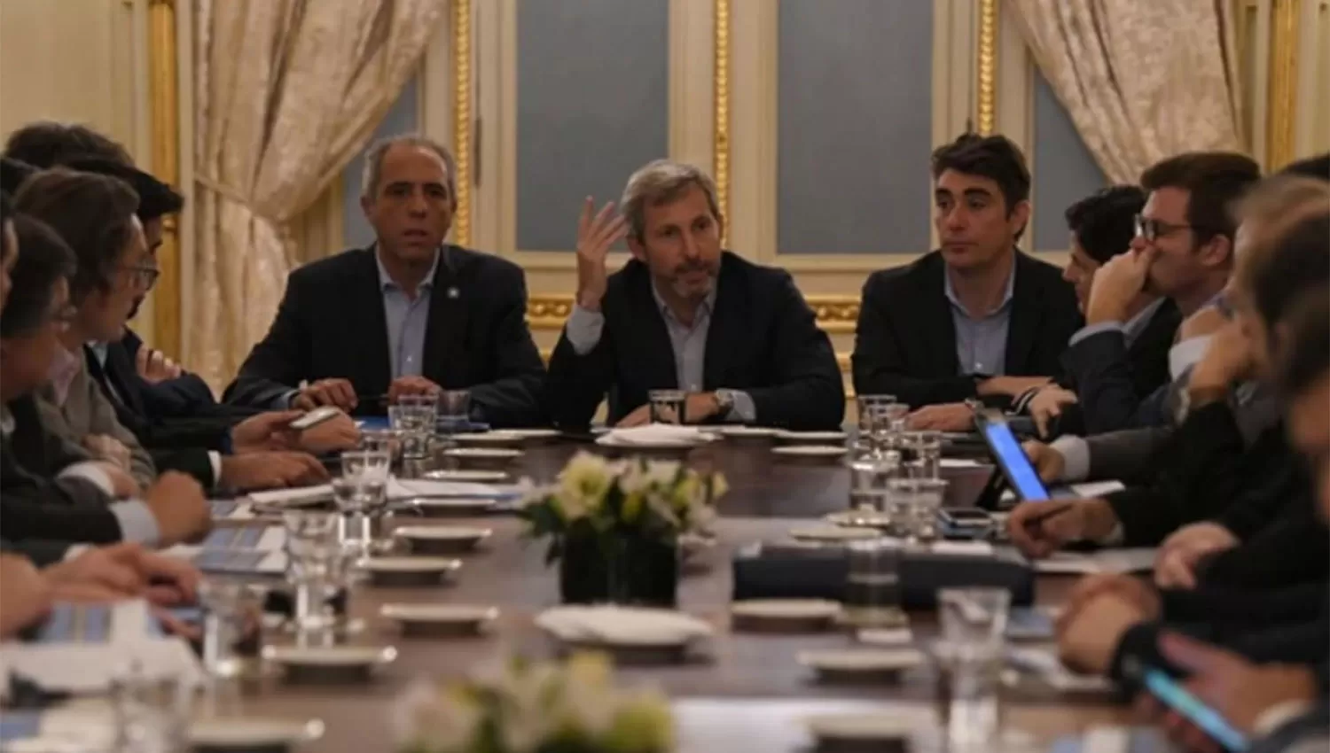 Rogelio Frigerio (en el centro de la imagen) encabezó la reunión con los ministros de Economía.