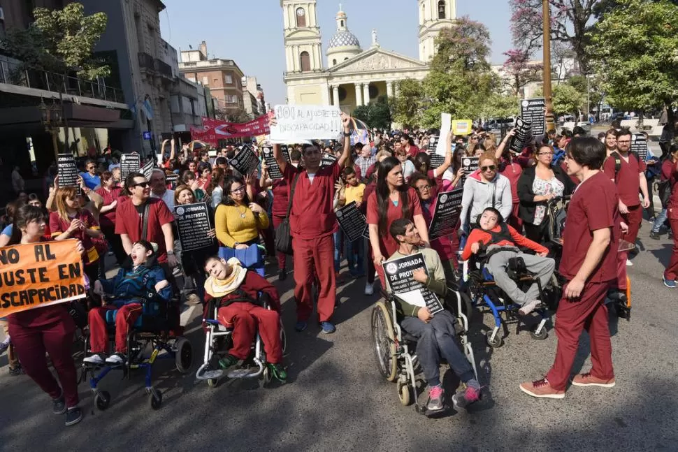 VULNERABLES. Imagen de la marcha de la semana pasada. Habrá otra similar mañana en Buenos Aires. LA GACETA / FOTO DE ANALÍA JARAMILLO.