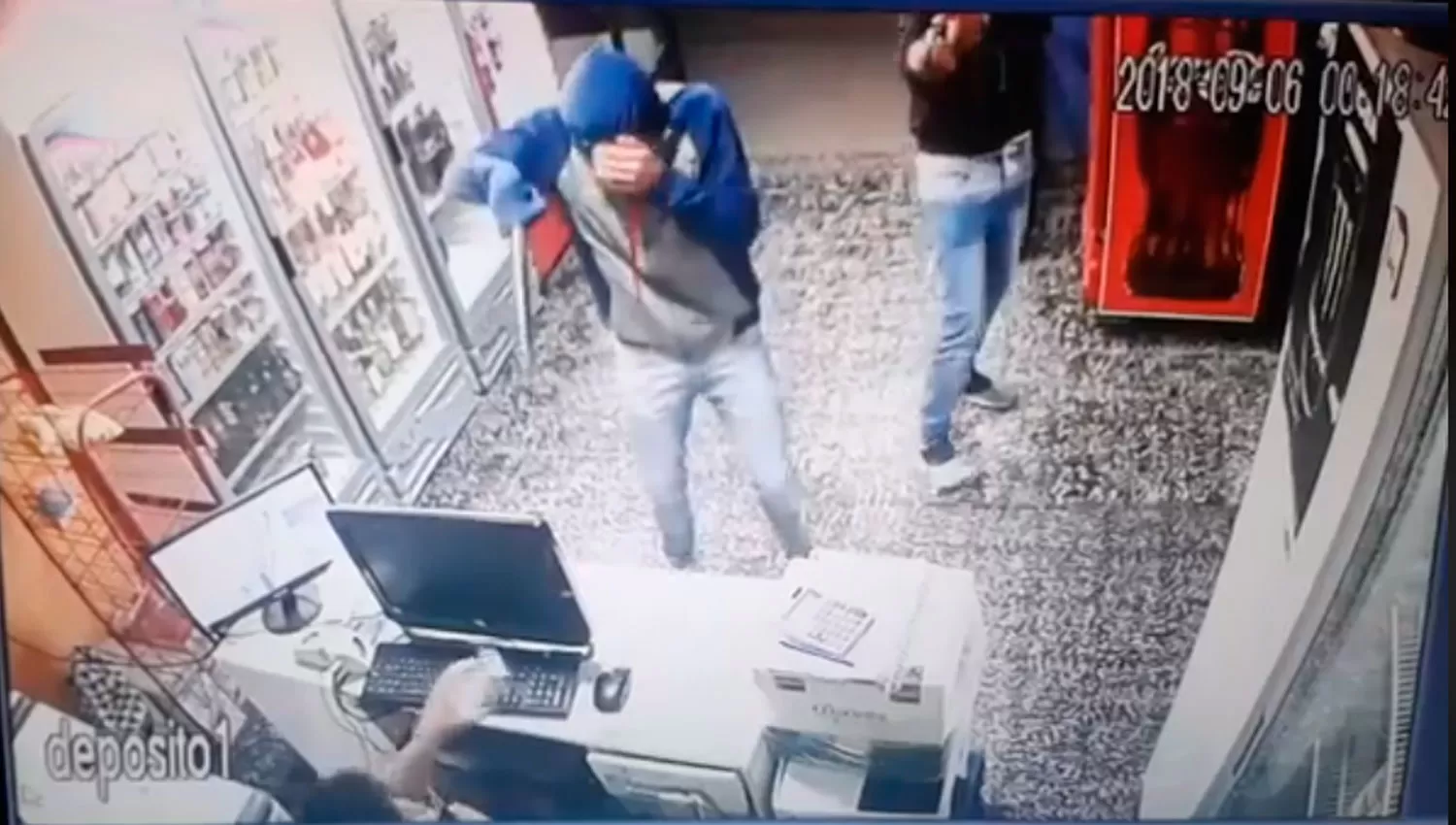 Video: un delincuente terminó baleado por su propio cómplice durante un asalto