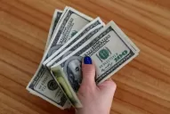 El dólar cayó por segundo día consecutivo y cerró en $ 38,32