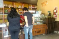 En Villa Urquiza contratan vigías para  ir hasta la parada del colectivo