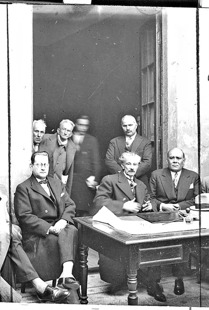 JOSÉ IGNACIO ARÁOZ. Sentado, al centro, con el doctor Adolfo Piossek a la izquierda. Contestó las objeciones formuladas a la decoración del parque 9 de Julio.