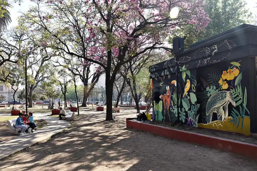  PINTADO A MANO. Mural que los artistas hicieron en la casilla de EDET.-