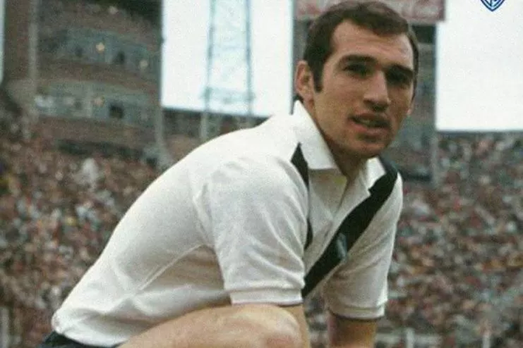 UN CRACK. Estampa de Carlos Bianchi, en sus comienzos, vistiendo la camiseta de Vélez. En La Ciudadela hizo dos goles. 