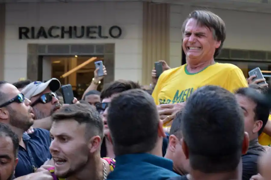 DOLOR. El momento en el que Bolsonaro es herido en Juiz de Fora. Reuters