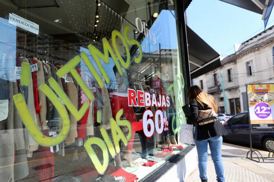 OFERTAS. El comercio trata de subsistir frente a la tormenta cambiaria.