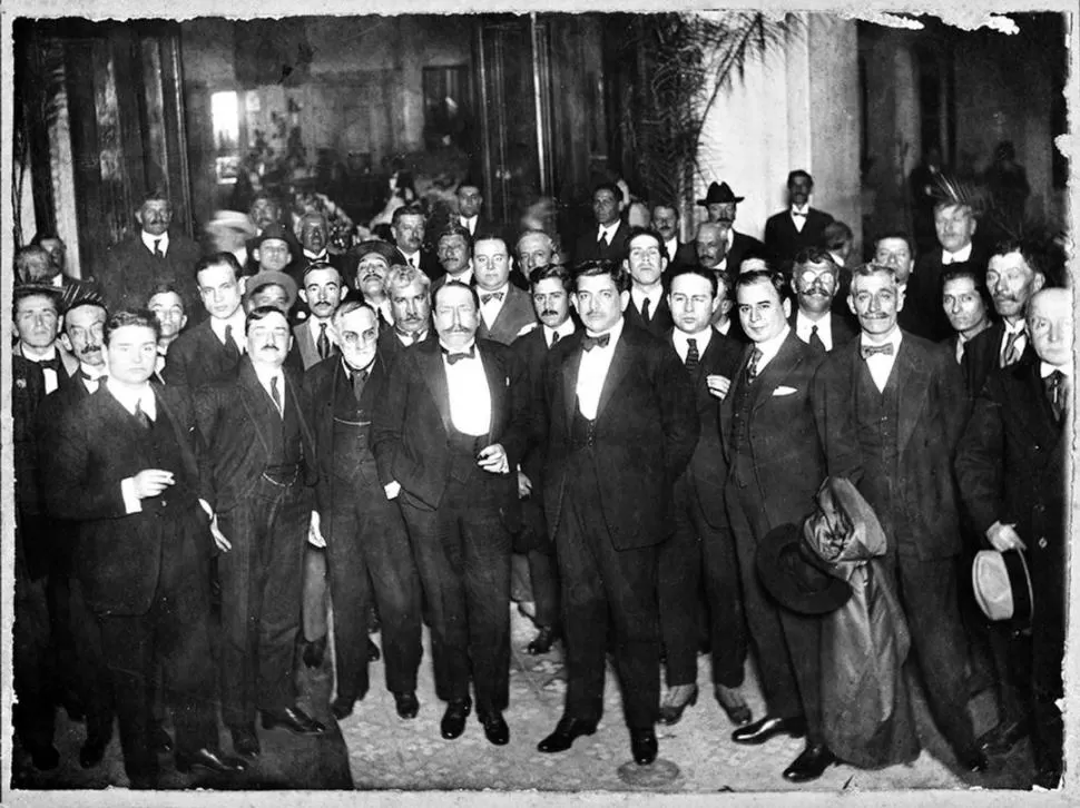 FRANCISCO URIBURU. Aparece al centro, con un cigarro en la mano, entre el doctor Benigno Vallejo y Gaspar Taboada, en su visita a Tucumán de octubre de 1921. 