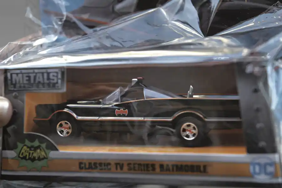EL BATIMÓVIL. Una colección dedicada 100% a los autos que históricamente tuvo el superhéroe Batman. Abajo, la colección de Star Wars.
