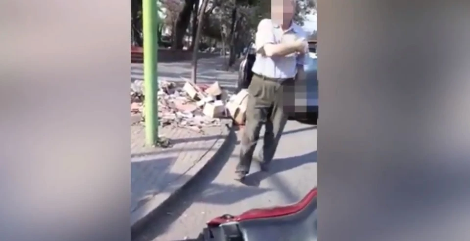 BASURA. El hombre sacó las cosas de su camioneta y las tiró en una esquina.