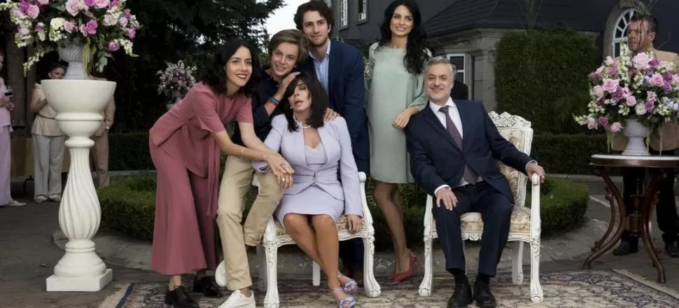 UNA ESTRELLA AGOBIADA. Verónica Castro (al centro) desfallece rodeada del resto del elenco de la telenovela. netflix