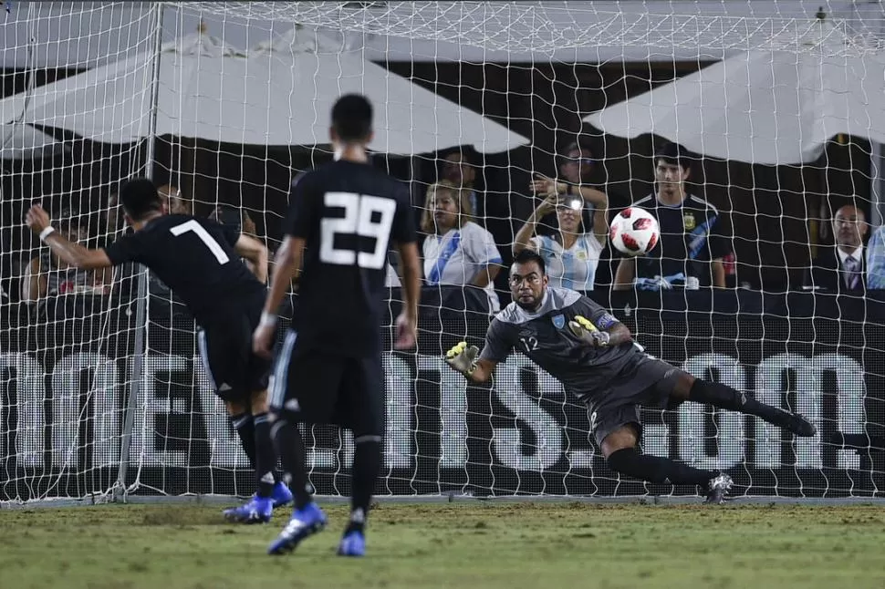 BIEN. Gonzalo Martínez (7) marcó el primer gol de penal y despejó el camino del triunfo de la nueva Selección ante Guatemala. reuters