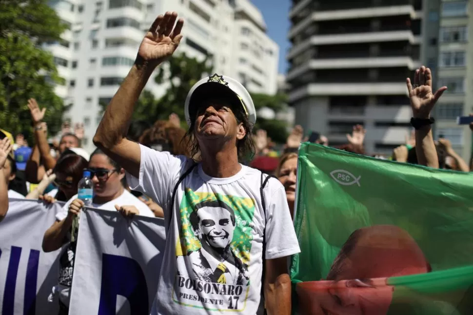 LUCHA. Seguidores de Bolsonaro manifestaron a favor del candidato. reuters 