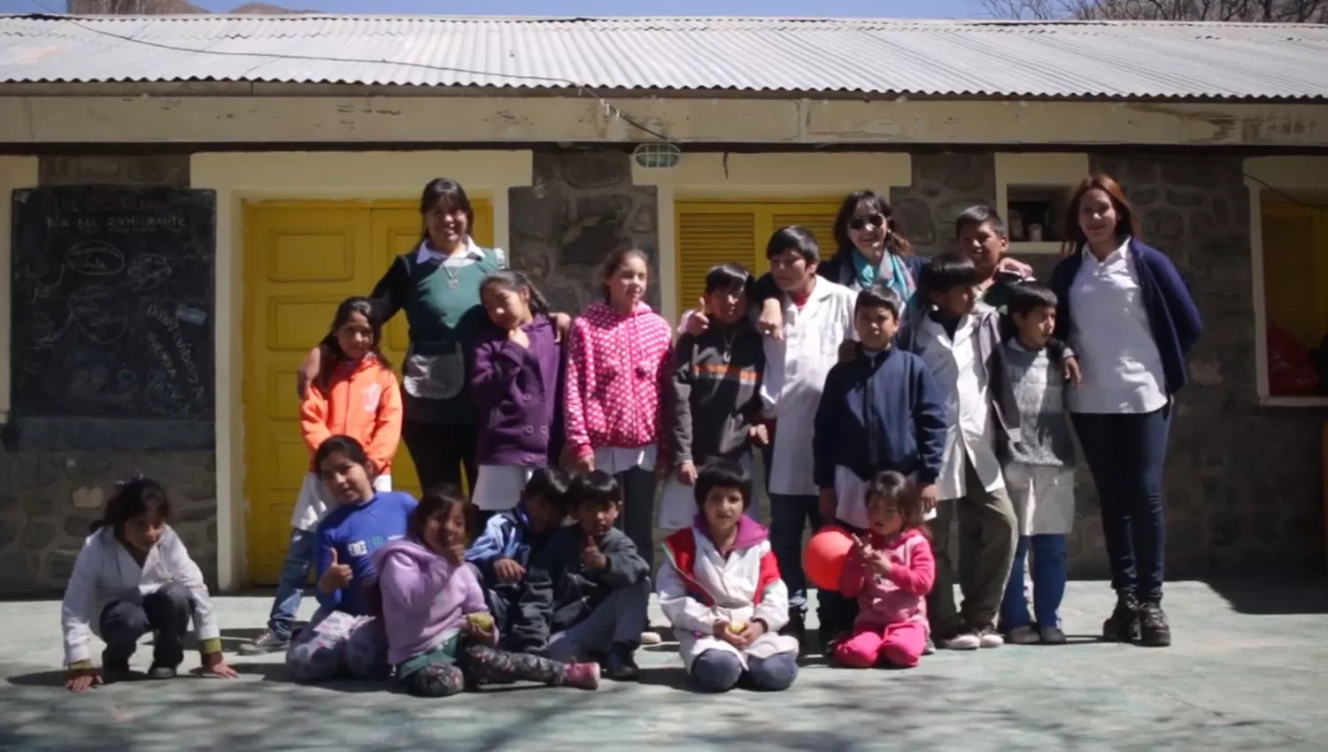 FELIZ DÍA. Docentes de una escuela rural junto a sus alumnos