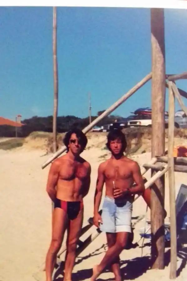 POSTAL. En sus inicios, el “Profe” compartía tardes de trabajo y playa con amigos.