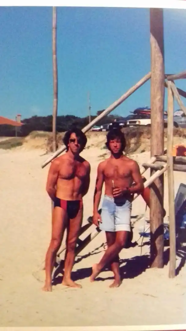 POSTAL. En sus inicios, el “Profe” compartía tardes de trabajo y playa con amigos.