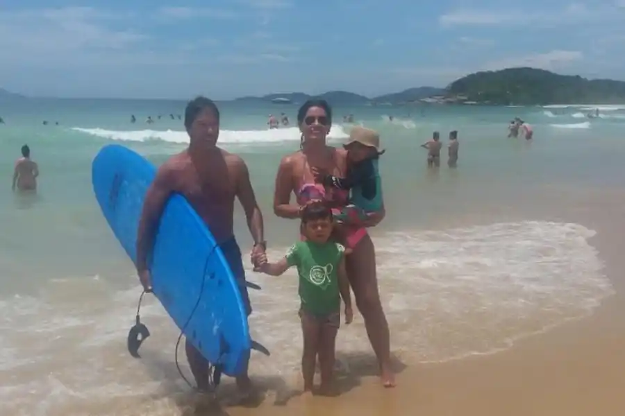 OTROS TIEMPOS. Alfonso, en su día libre, y de playa en La Aguada, con un amigo. 