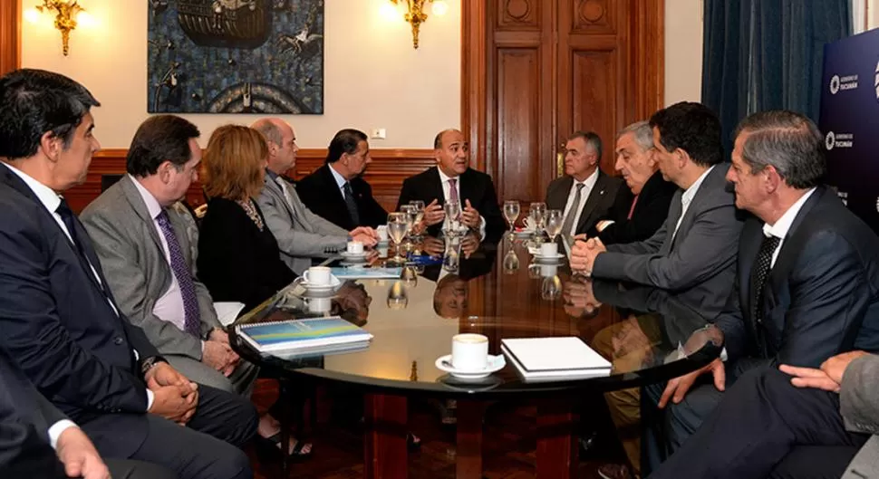 EN CASA DE GOBIERNO. Manzur encabezó ayer una reunión con su gabinete, con el vicegobernador Jaldo y con legisladores para tratar el encuentro de hoy. SECRETARÍA DE COMUNICACIÓN PÚBLICA 
