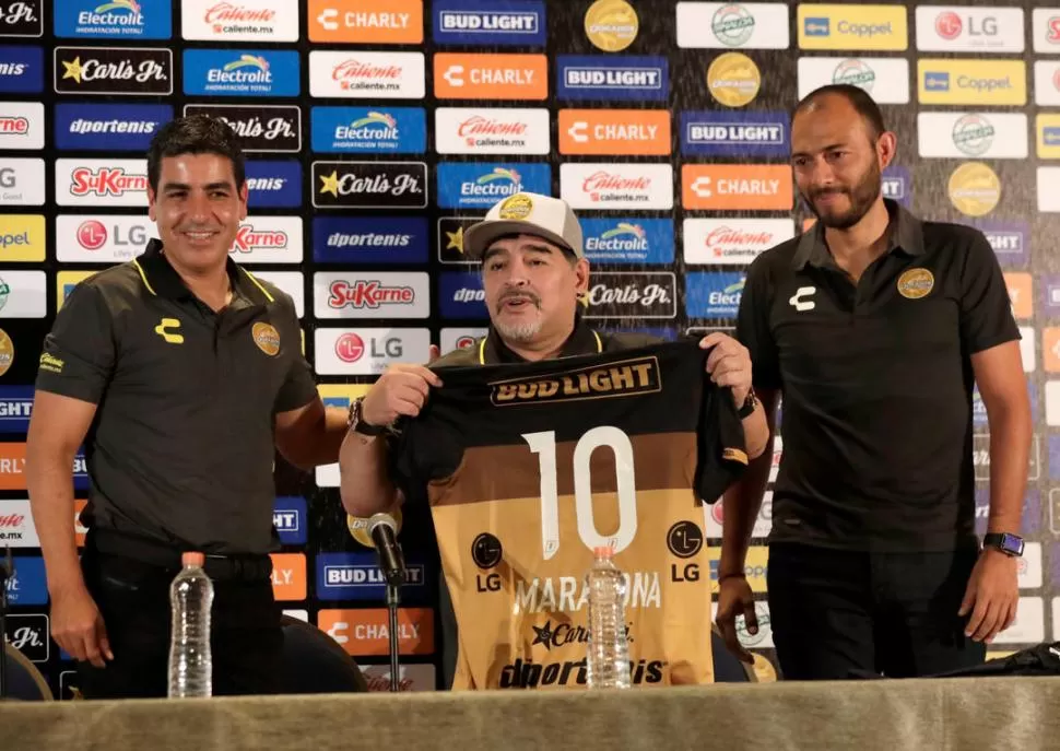 FELIZ. Maradona mostró un semblante alegre en su presentación reuters
