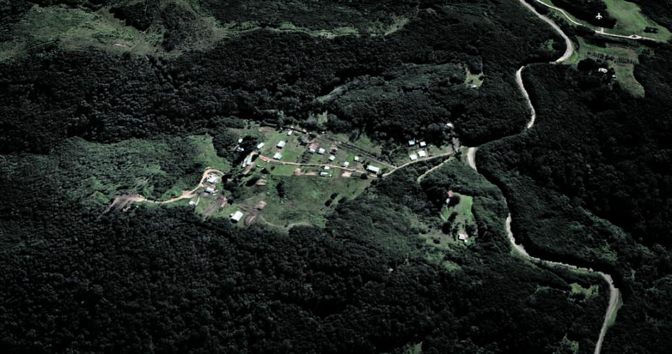 LA COLA SUR DEL PARQUE, OCUPADA. Esta imagen satelital muestra la ubicación del barrio privado en San Javier.  