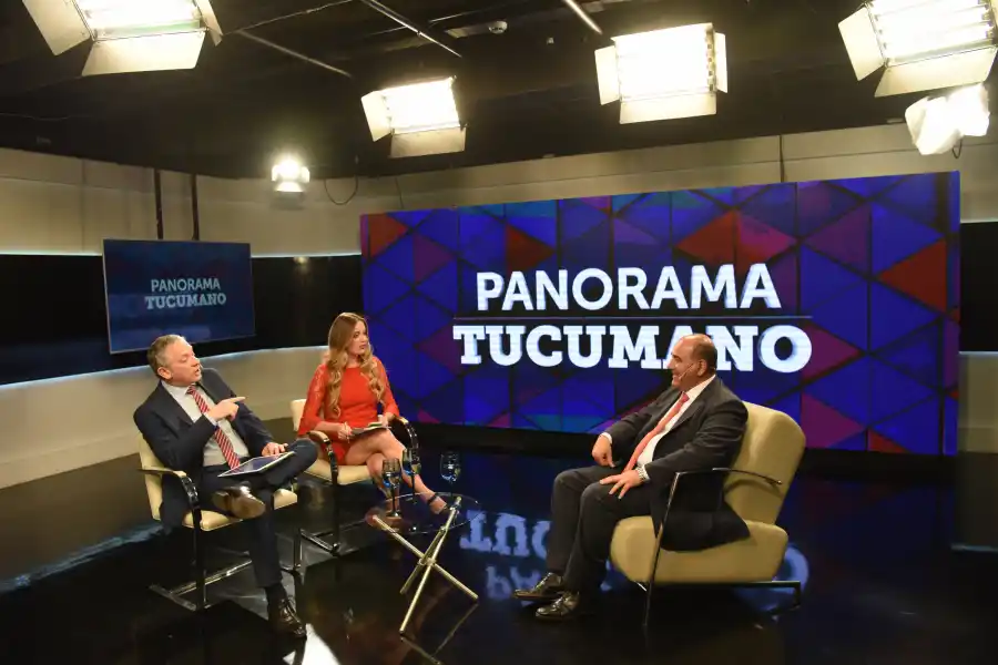 EN PANORAMA TUCUMANO. El gobernador Juan Manzur habló de todo con los conductores.