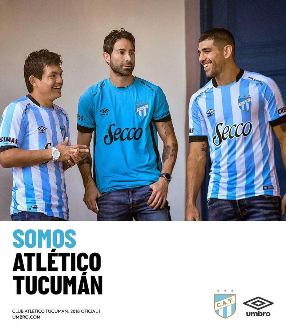 SESIÓN. “Pulguita” Lucchetti y Díaz se tomaron fotos en la Casa Histórica con la nueva camiseta. prensa club atlético tucumán