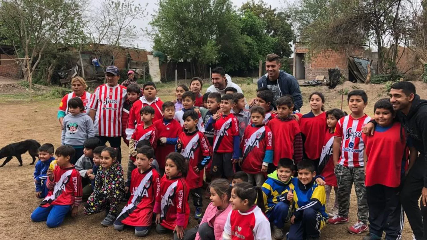 ENTRE LOS MÁS CHICOS. Bieler, García y Acevedo compartieron con los niños del potrero El Retoque.