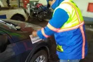 El hombre que arrojó basura en la plaza Alberdi entregó su camioneta