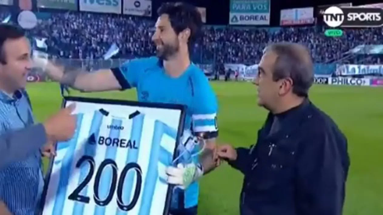 MERECIDO RECONOCIMIENTO. Lucchetti cumplió 200 partidos en Atlético.