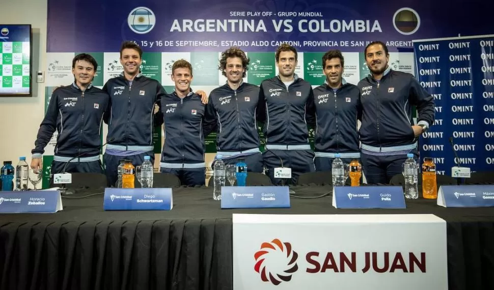 ¡CASI NO ENTRAN! Son tantos que la cámara puede tomar apenas a los siete integrantes del equipo argentino de la Davis.  twitter @dieschwartzman