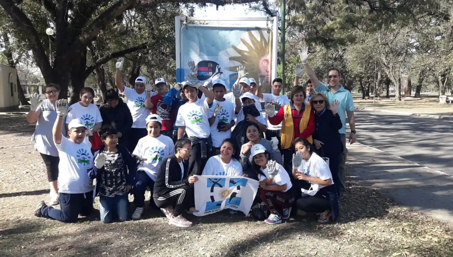 Miles de tucumanos aprovecharon el sábado para salir a limpiar la ciudad