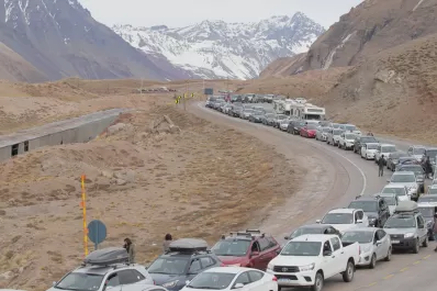 Atraídos por el dólar, los chilenos forman largas colas para entrar al país