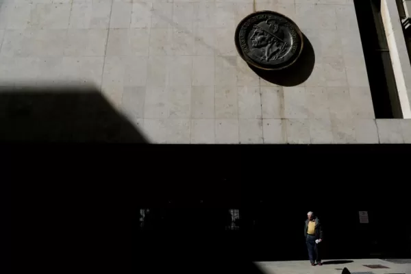 El Gobierno piensa en el “supermartes”, mientras las acciones y bonos se recuperan