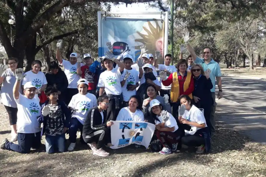 Miles de tucumanos aprovecharon el sábado para salir a limpiar la ciudad