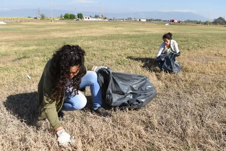 Miles de tucumanos aprovecharon el sábado para salir a limpiar la ciudad