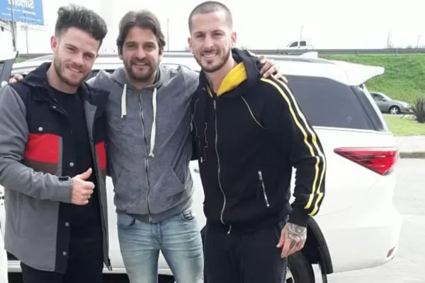 Jugadores de Boca donaron botines a un club de Primera C que había sufrido un robo
